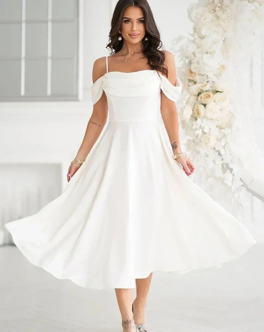 Biała Sukienka Midi z Opadającymi Ramionami na Wesele Rozkloszowana