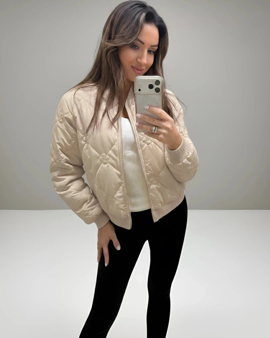 Pikowana Kurtka Bomberka Damska Beżowa Wiosenna z Kwiatowym Przeszyciem