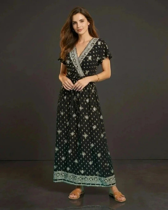 Elegancka sukienka maxi boho w orientalne wzory z dekoltem V – idealna na lato