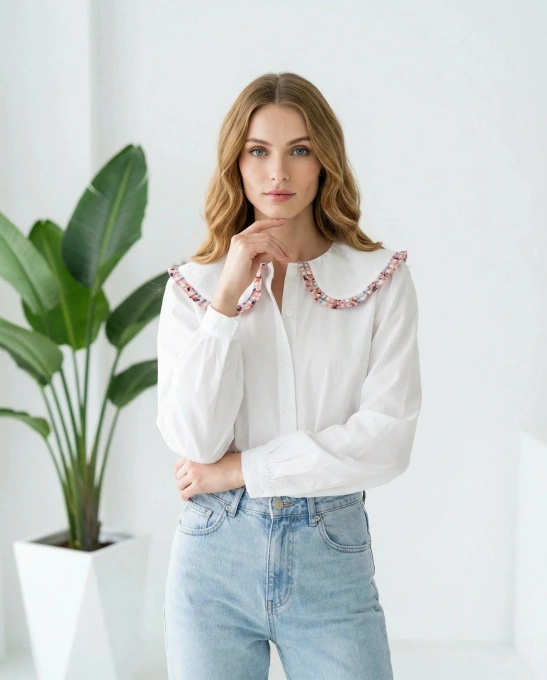 Biała koszula damska ARABELLA z szerokim kołnierzem i kolorową falbanką oversize