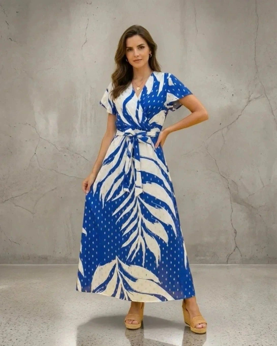 Sukienka midi letnia chabrowa z wiązaniem w talii - wzór palmowy, dekolt kopertowy V