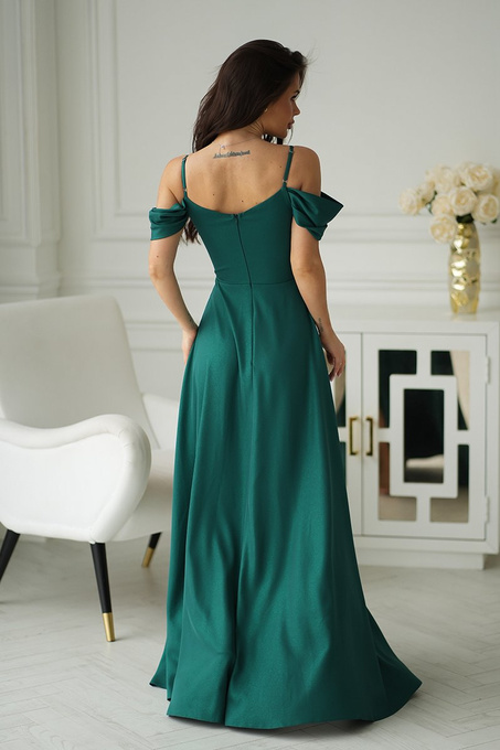 Elegancka Zielona Sukienka Z Drapowaniem, Rozcięciem I Błyszczącą Tkaniną 330-13