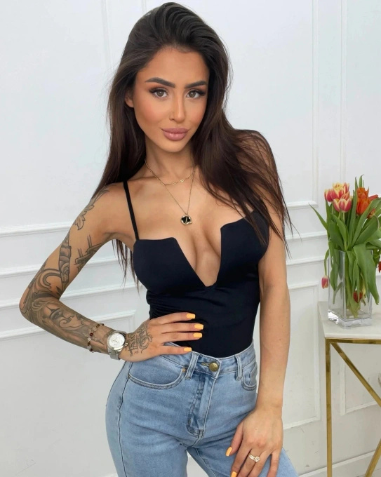 Body damskie z głębokim dekoltem V – eleganckie czarne body na ramiączkach