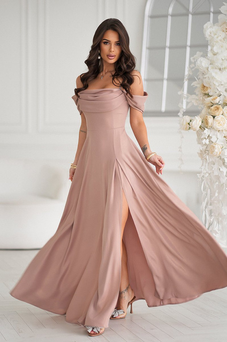 Elegancka Beżowa Sukienka Z Drapowaniem, Rozcięciem I Błyszczącą Tkaniną 330-21