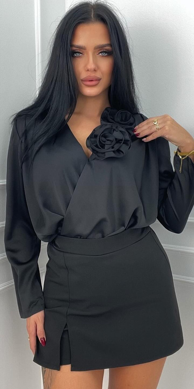 Elegancka czarna Bluzka Satynowa z Ozdobną Różą i Dekoltem w Serek