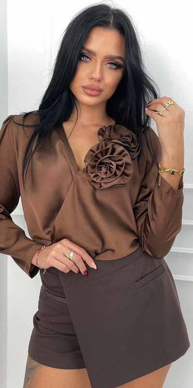 Elegancka czekoldowa Bluzka Satynowa z Ozdobną Różą i Dekoltem w Serek