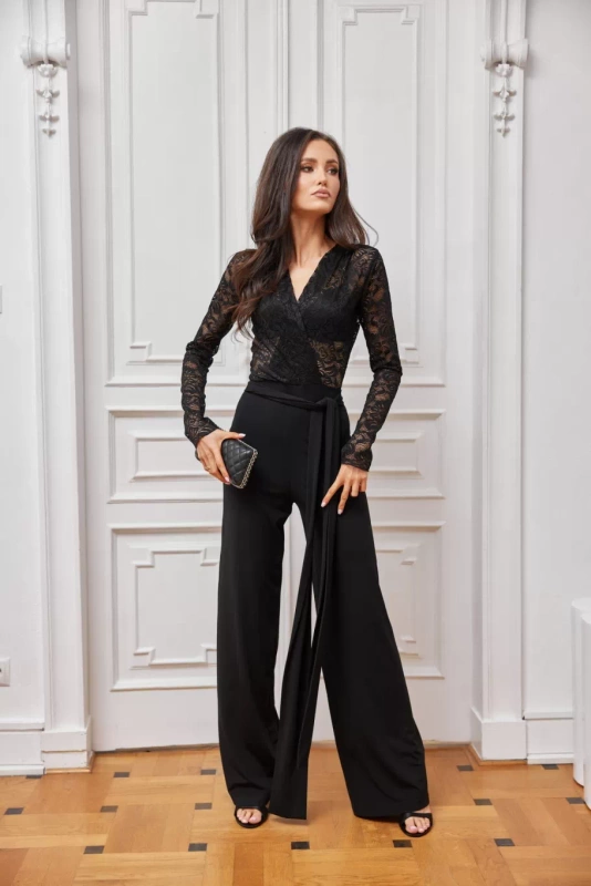 Damski kombinezon z szerokimi nogawkami i kopertowym dekoltem czarny