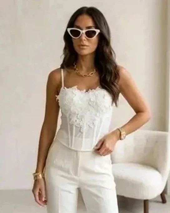 Biały gorset damski HILARY z trójwymiarową aplikacją kwiatową na ramiączkach