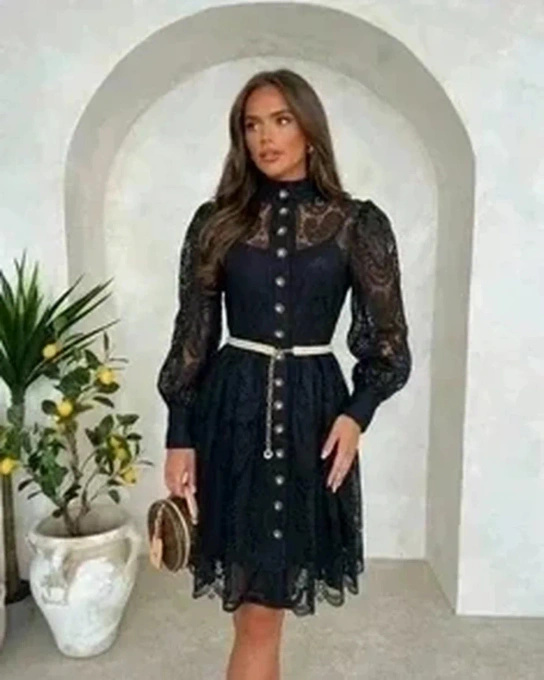 Elegancka czarna sukienka koronkowa midi z długim rękawem na wesele i komunię