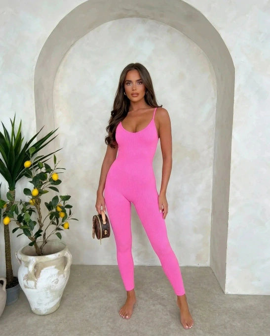 Kombinezon damski na ramiączkach dopasowany elastyczny fuksja