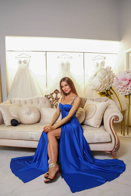 Długa sukienka satynowa z gorsetem  i zmysłowym rozcięciem Emma chabrowa