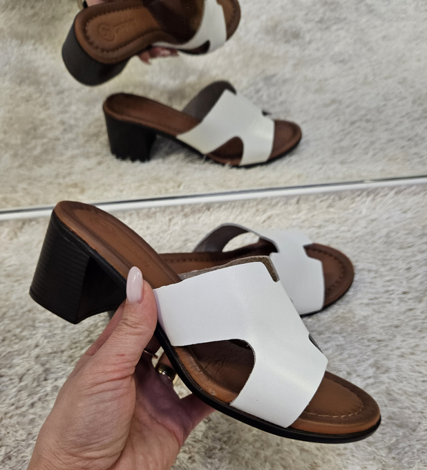 Klapki damskie na obcasie ze skóry naturalnej Olivia białe