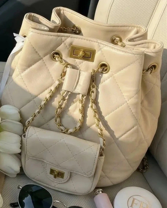 Pikowana Torebka Bucket Bag Beżowa Elegancka ze Złotymi Okuciami i Łańcuszkiem