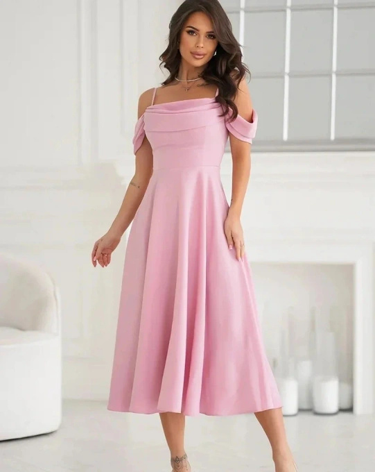 Elegancka Różowa Sukienka Midi na Wesele z Opadającymi Ramionami Rozkloszowana