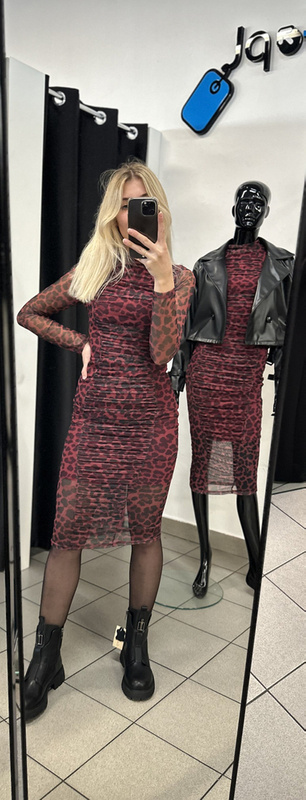 Elegancka Midi Sukienka dopasowana  w print bordowy